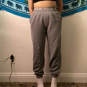 Hollister Sweatpants, high rise and size small, color gray and supper comfy